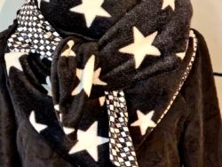 Grand foulard triangle étoiles noires