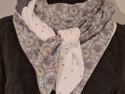Grand foulard triangle dégradés de gris