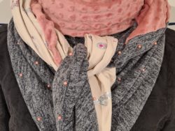 Grand foulard triangle vieux rose et gris à perles